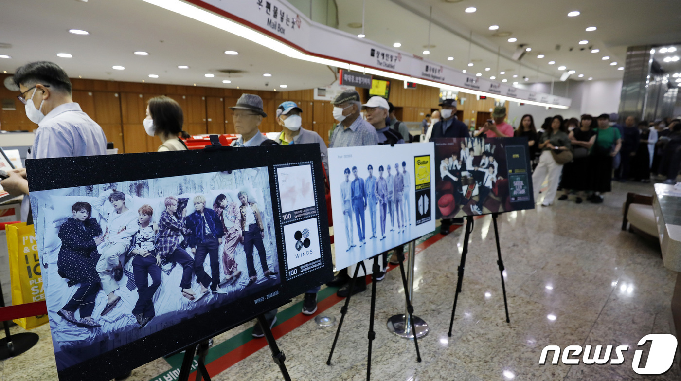 (서울=뉴스1) 박지혜 기자 = 방탄소년단(BTS) 데뷔 10주년을 맞아 기념우표가 정식 판매를 시작한 13일 서울 중구 서울중앙우체국에서 시민들과 외국인관광객들이 기념우표를 구입 …