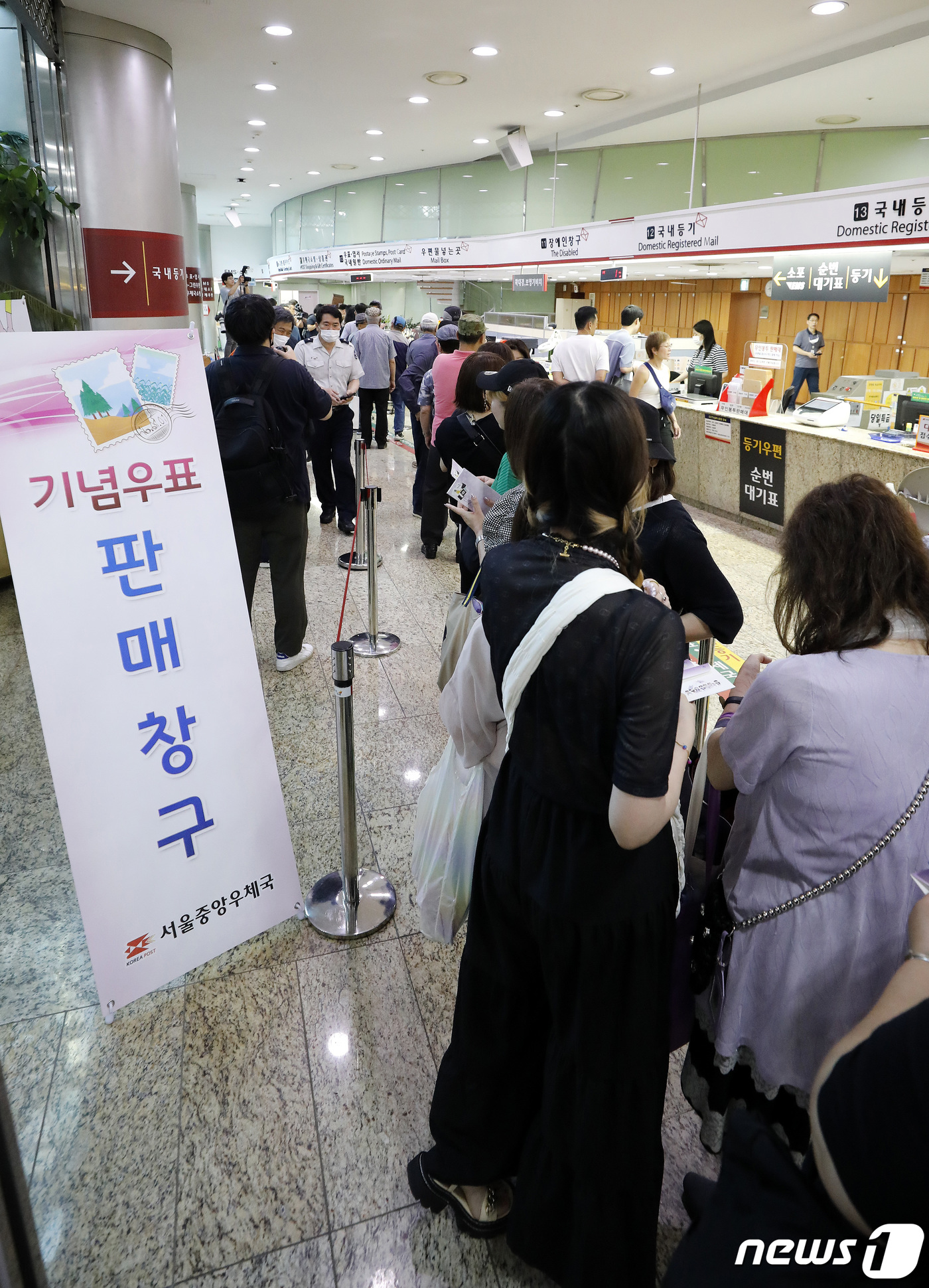 (서울=뉴스1) 박지혜 기자 = 방탄소년단(BTS) 데뷔 10주년을 맞아 기념우표가 정식 판매를 시작한 13일 서울 중구 서울중앙우체국에서 시민들과 외국인관광객들이 기념우표를 구입 …