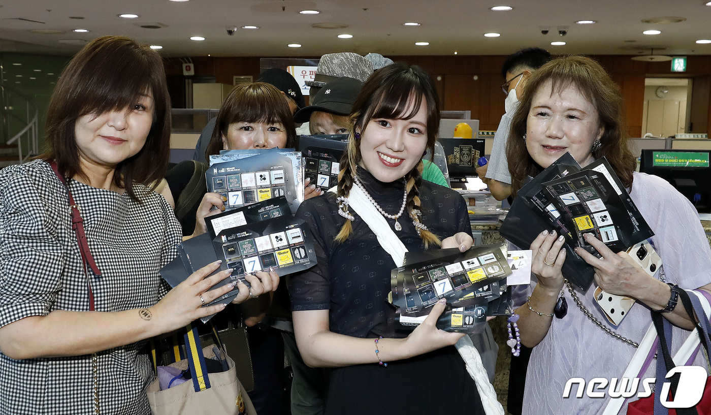 (서울=뉴스1) 박지혜 기자 = 방탄소년단(BTS) 데뷔 10주년을 맞아 기념우표가 정식 판매를 시작한 13일 서울 중구 서울중앙우체국에서 기념우표를 구입한 BTS 외국인 팬들이 …