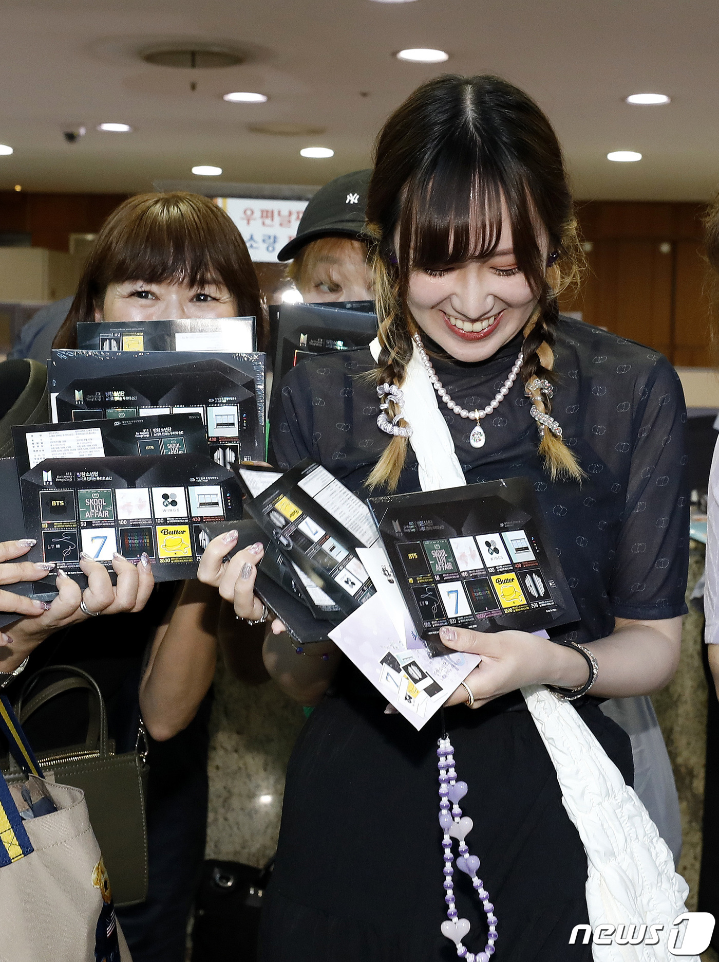 (서울=뉴스1) 박지혜 기자 = 방탄소년단(BTS) 데뷔 10주년을 맞아 기념우표가 정식 판매를 시작한 13일 서울 중구 서울중앙우체국에서 기념우표를 구입한 BTS 외국인 팬들이 …