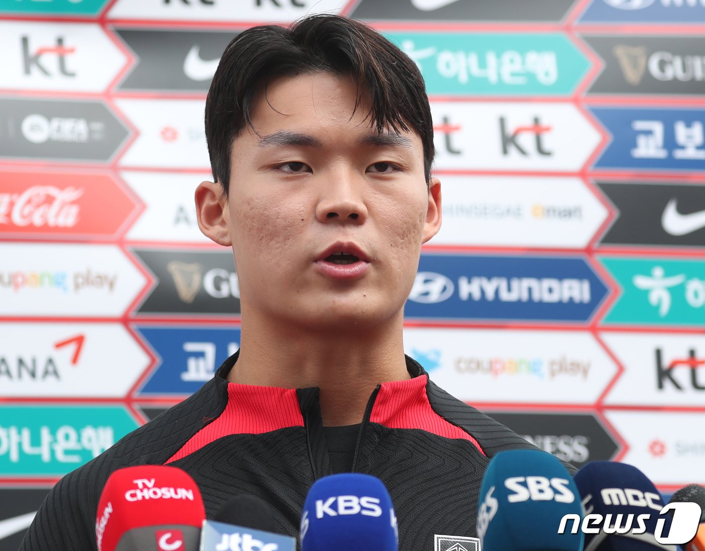 본문 이미지 - 축구대표팀 오현규가 페루와의 평가전을 사흘 앞둔 13일 부산 서구 구덕운동장에서 취재진의 질문에 답하고 있다. 2023.6.13/뉴스1 ⓒ News1 윤일지 기자