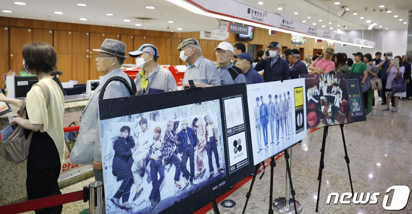 본문 이미지 - 방탄소년단(BTS) 데뷔 10주년을 맞아 기념우표가 정식 판매를 시작한 13일 서울 중구 서울중앙우체국에서 시민들과 외국인관광객들이 기념우표를 구입하기 위해 줄지어 기다리고 있다. 2023.6.13/뉴스1 ⓒ News1 박지혜 기자