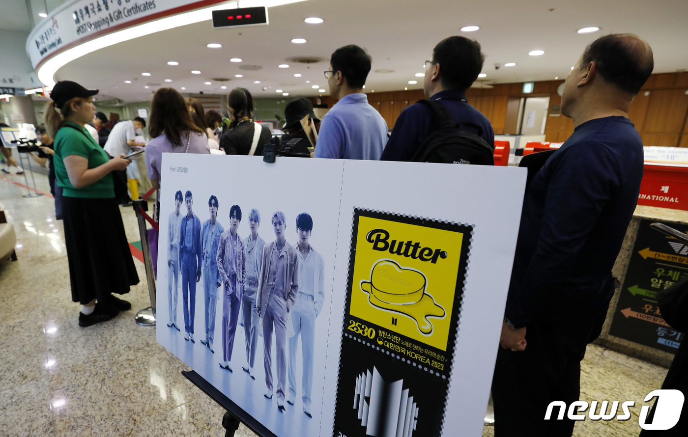(서울=뉴스1) 박지혜 기자 = 방탄소년단(BTS) 데뷔 10주년을 맞아 기념우표가 정식 판매를 시작한 13일 서울 중구 서울중앙우체국에서 시민들과 외국인관광객들이 기념우표를 구입 …