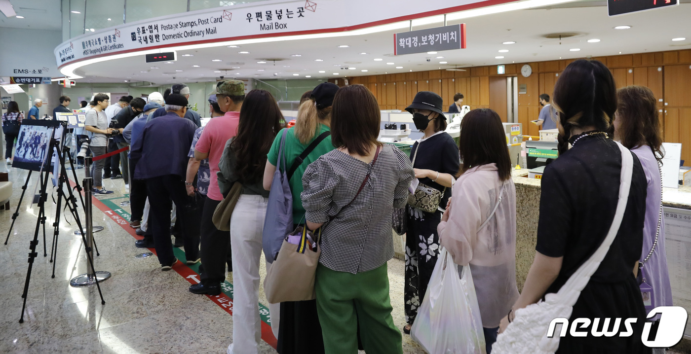 (서울=뉴스1) 박지혜 기자 = 방탄소년단(BTS) 데뷔 10주년을 맞아 기념우표가 정식 판매를 시작한 13일 서울 중구 서울중앙우체국에서 시민들과 외국인관광객들이 기념우표를 구입 …