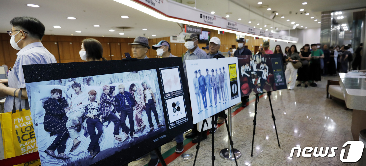 (서울=뉴스1) 박지혜 기자 = 방탄소년단(BTS) 데뷔 10주년을 맞아 기념우표가 정식 판매를 시작한 13일 서울 중구 서울중앙우체국에서 시민들과 외국인관광객들이 기념우표를 구입 …