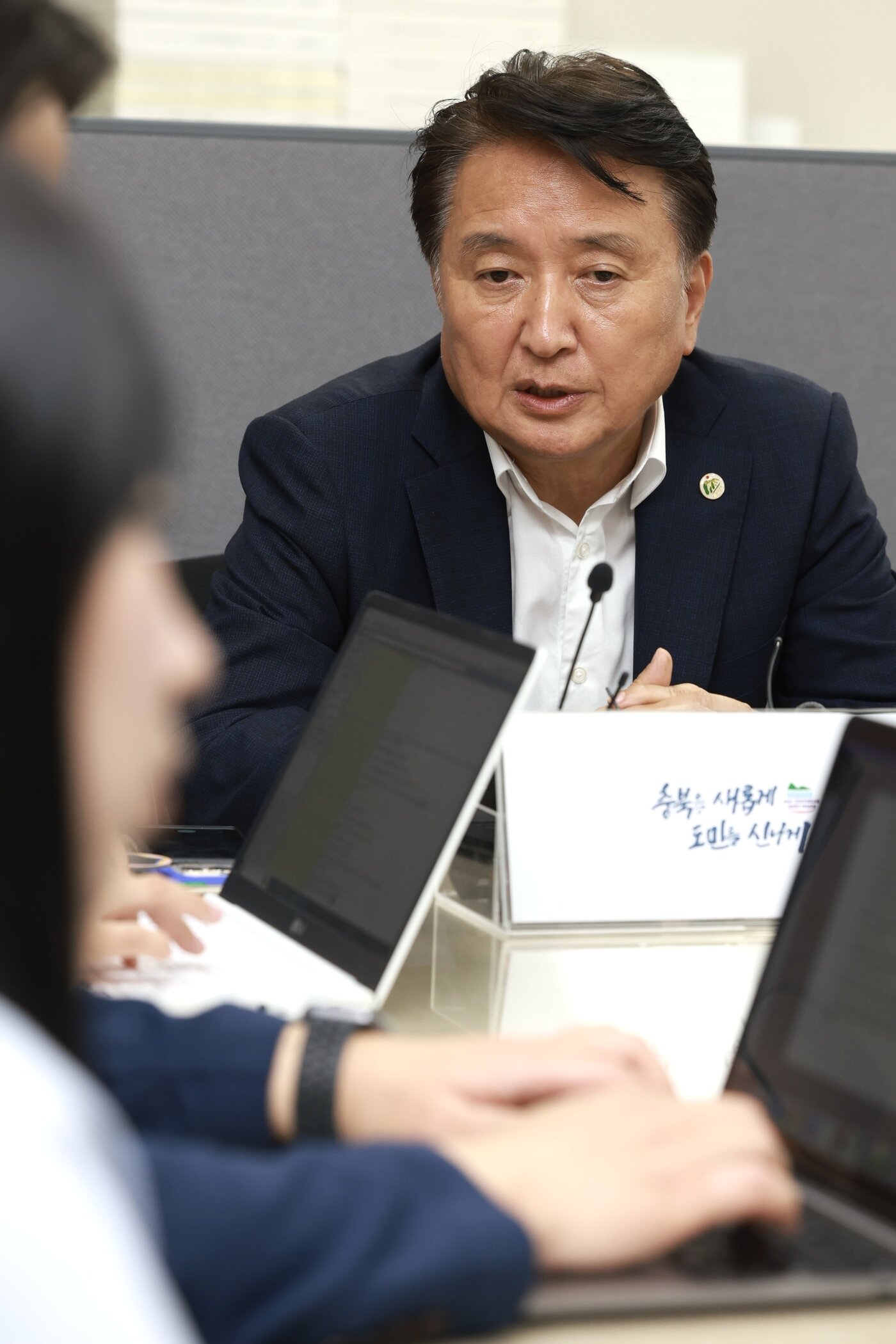 본문 이미지 - 김학도 이사장을 소개하는 김연환 충북지사. 