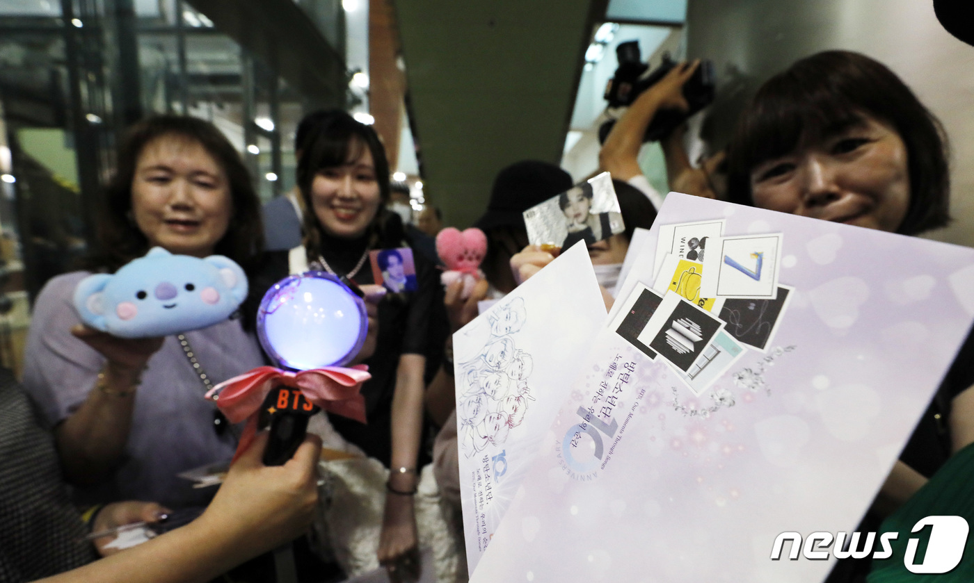 (서울=뉴스1) 박지혜 기자 = 방탄소년단(BTS) 데뷔 10주년을 맞아 기념우표가 정식 판매를 시작한 13일 서울 중구 서울중앙우체국에서 BTS 외국인 팬들이 우표구입 대기줄을 …