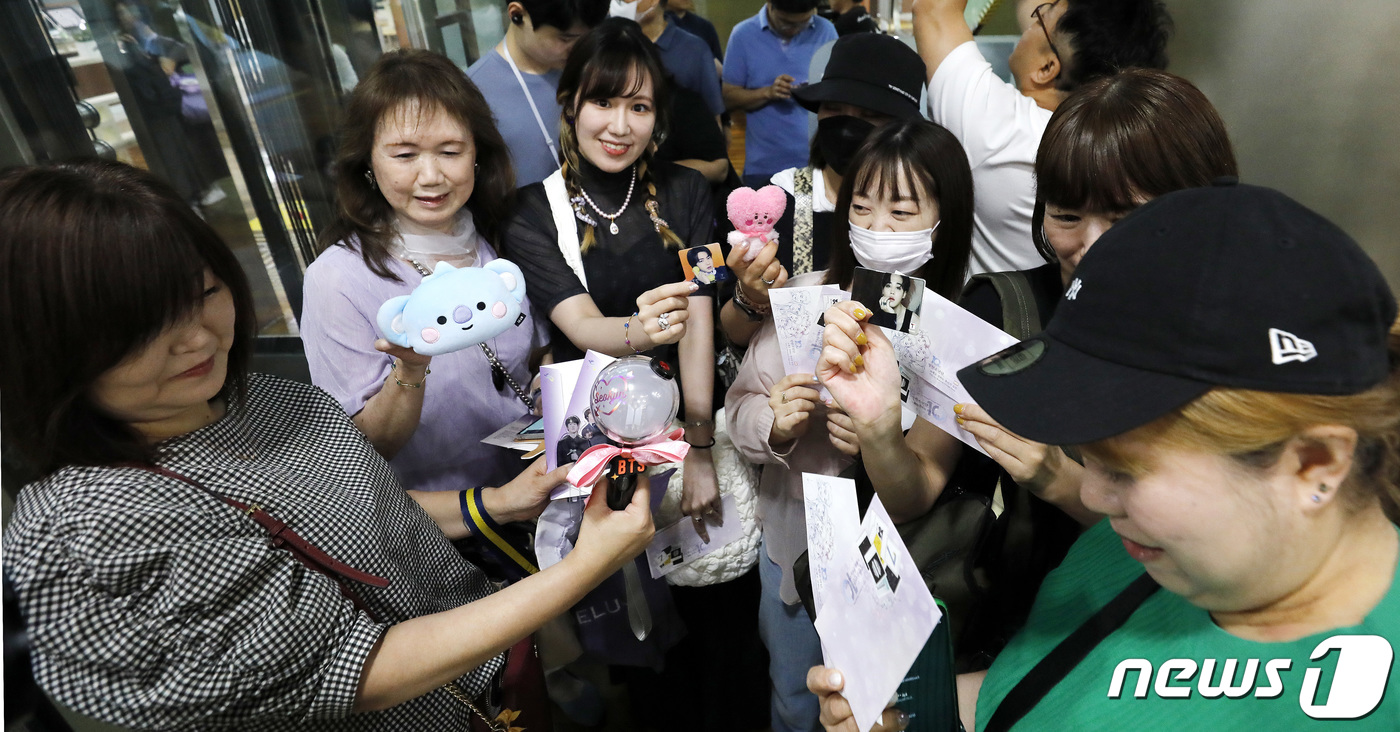 (서울=뉴스1) 박지혜 기자 = 방탄소년단(BTS) 데뷔 10주년을 맞아 기념우표가 정식 판매를 시작한 13일 서울 중구 서울중앙우체국에서 BTS 외국인 팬들이 우표구입 대기줄을 …