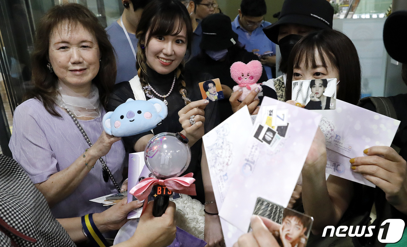 (서울=뉴스1) 박지혜 기자 = 방탄소년단(BTS) 데뷔 10주년을 맞아 기념우표가 정식 판매를 시작한 13일 서울 중구 서울중앙우체국에서 BTS 외국인 팬들이 우표구입 대기줄을 …