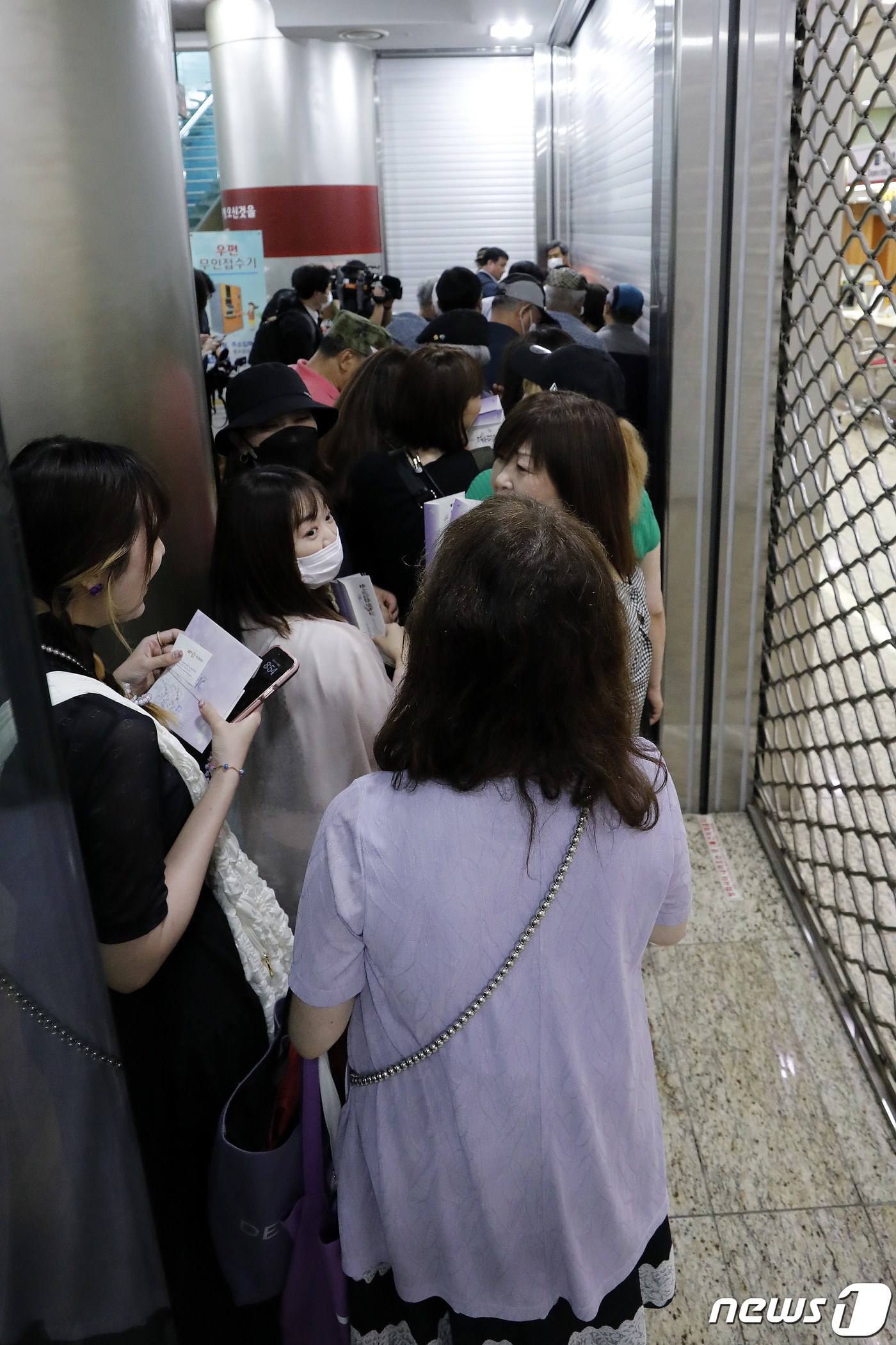 (서울=뉴스1) 박지혜 기자 = 방탄소년단(BTS) 데뷔 10주년을 맞아 기념우표가 정식 판매를 시작한 13일 서울 중구 서울중앙우체국에서 시민들과 외국인관광객들이 기념우표를 구입 …