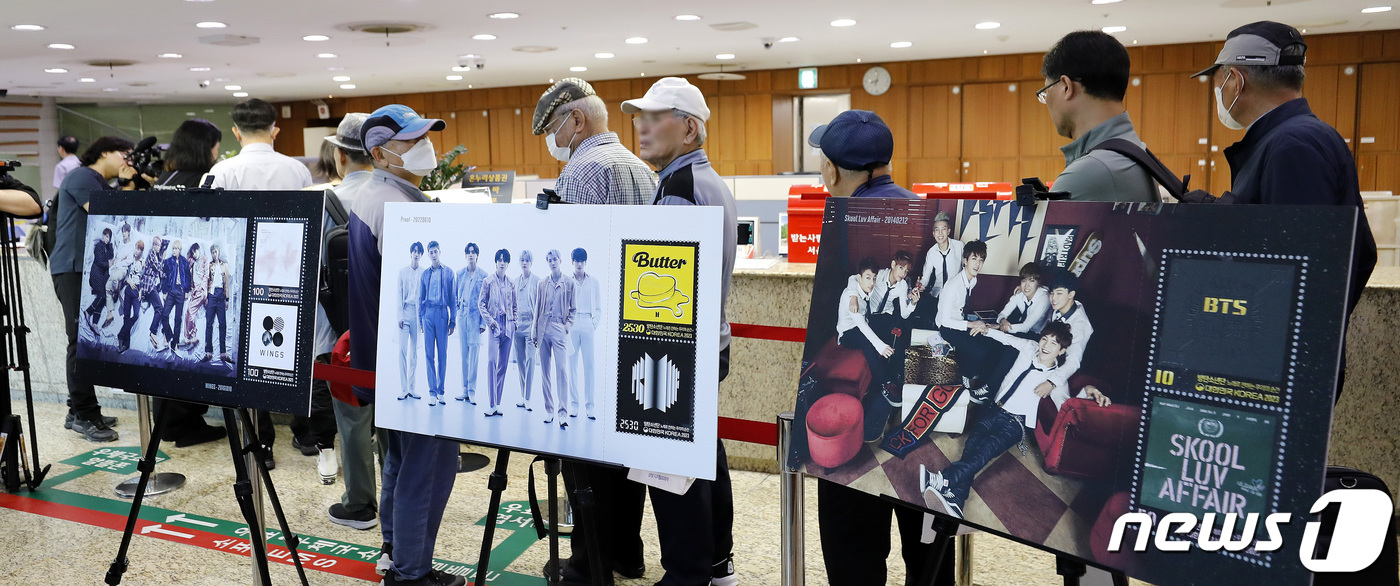 (서울=뉴스1) 박지혜 기자 = 방탄소년단(BTS) 데뷔 10주년을 맞아 기념우표가 정식 판매를 시작한 13일 서울 중구 서울중앙우체국에서 시민들과 외국인관광객들이 기념우표를 구입 …