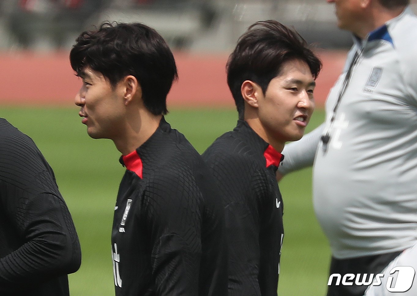본문 이미지 - 축구대표팀 손흥민과 이강인이 페루와의 평가전을 사흘 앞둔 13일 부산 서구 구덕운동장에서 훈련 도중 잠시 휴식하고 있다. 2023.6.13/뉴스1 ⓒ News1 윤일지 기자