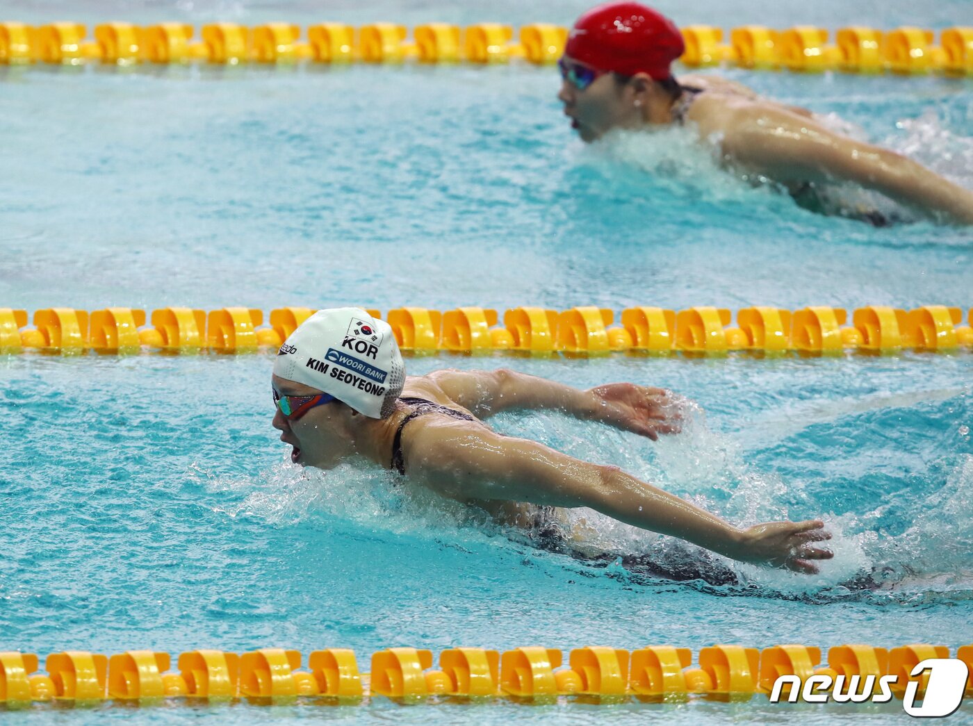 본문 이미지 - 대한민국 여자 수영 간판 김서영이 13일 오전 광주 광산구 남부대학교 시립국제수영장에서 열린 '제2회 광주 전국 수영선수권대회' 여자일반부 100m 접영 예선에서 역영하고 있다. 2023.6.13/뉴스1 ⓒ News1 구윤성 기자