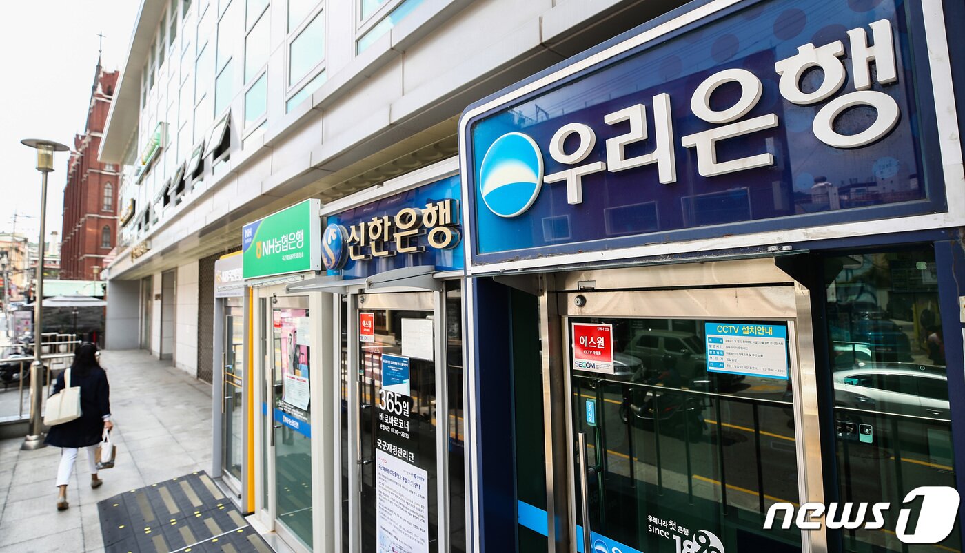 본문 이미지 - 한 달에 70만원 씩 5년을 넣으면 5000만원을 마련할 수 있는 '청년도약계좌' 출시를 이틀 앞두고 시중은행들이 금리 조정에 나섰다. 13일 금융권에 따르면 5대 시중은행(KB·신한·하나·우리·NH농협)은 기본금리를 0.5%포인트 올려 4.0%로 높이는 대신 우대금리를 0.5%포인트 낮추는 방안을 검토중이다. 최종금리 확정은 오는 14일 결정된다. 사진은 이날 오전 서울 시내의 시중은행 ATM기기 모습. 2023.6.13/뉴스1 ⓒ News1 김민지 기자