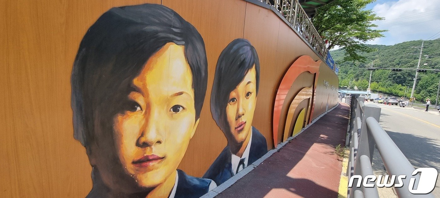본문 이미지 - 경기 양주시 효순미선평화공원에 그려진 효순 미선 양의 벽화.2023.06.13./뉴스1 양희문 기자