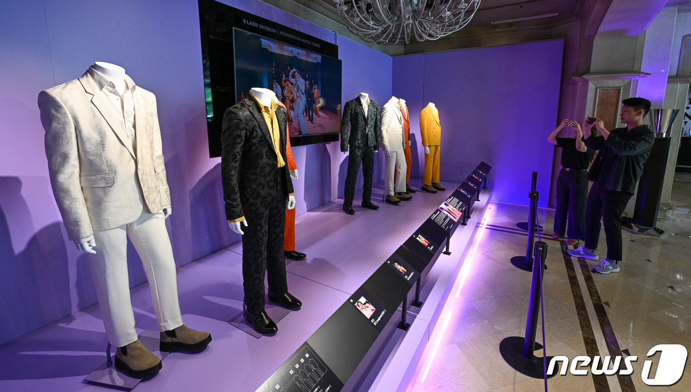 (서울=뉴스1) 안은나 기자 = 그룹 방탄소년단(BTS)이 데뷔 10주년을 맞이한 13일 서울 여의도 켄싱턴호텔에 BTS의 제63회 그래미어워즈 단독무대 '다이너마이트' 공연의상 …