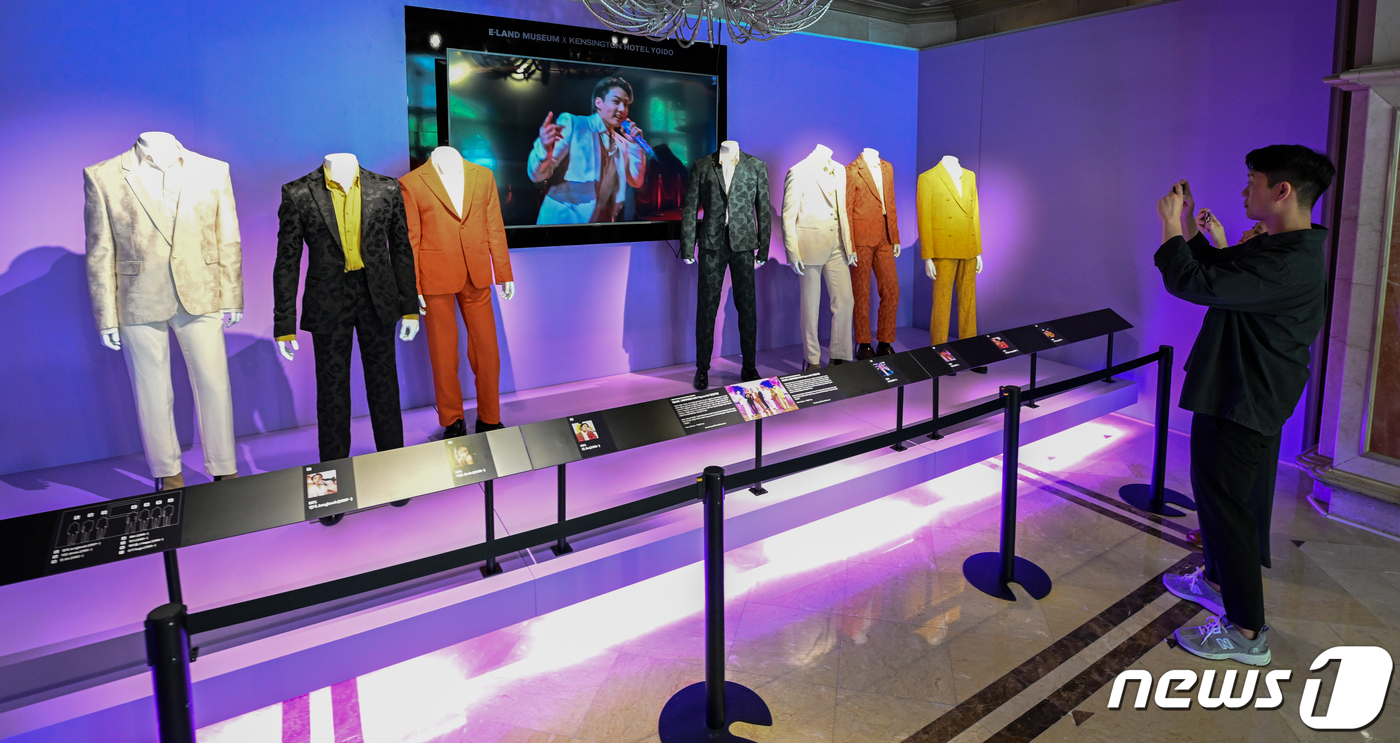 (서울=뉴스1) 안은나 기자 = 그룹 방탄소년단(BTS)이 데뷔 10주년을 맞이한 13일 서울 여의도 켄싱턴호텔에 BTS의 제63회 그래미어워즈 단독무대 '다이너마이트' 공연의상 …