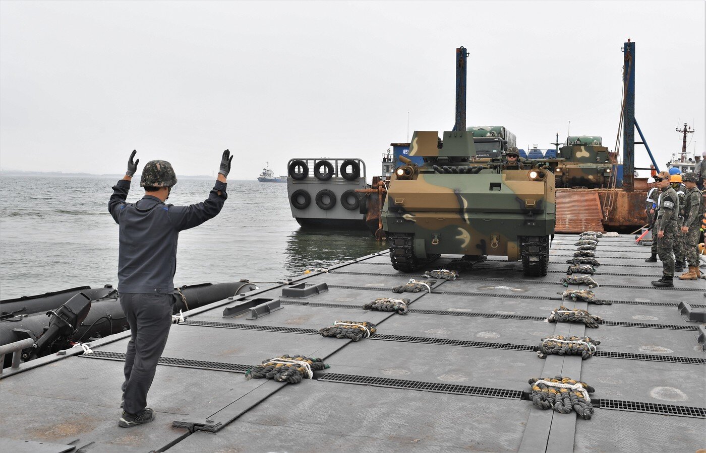 본문 이미지 - 한미연합군사령부 주관으로 12~16일 경북 포항에서 실시 중인 '2023 한미 연합지속지원' 훈련. 바지선에 탑재된 육군 K-200 장갑차 등 장비가 상륙주교를 통해 해상에서 육상으로 양륙되고 있다.(해군 5전단 제공)