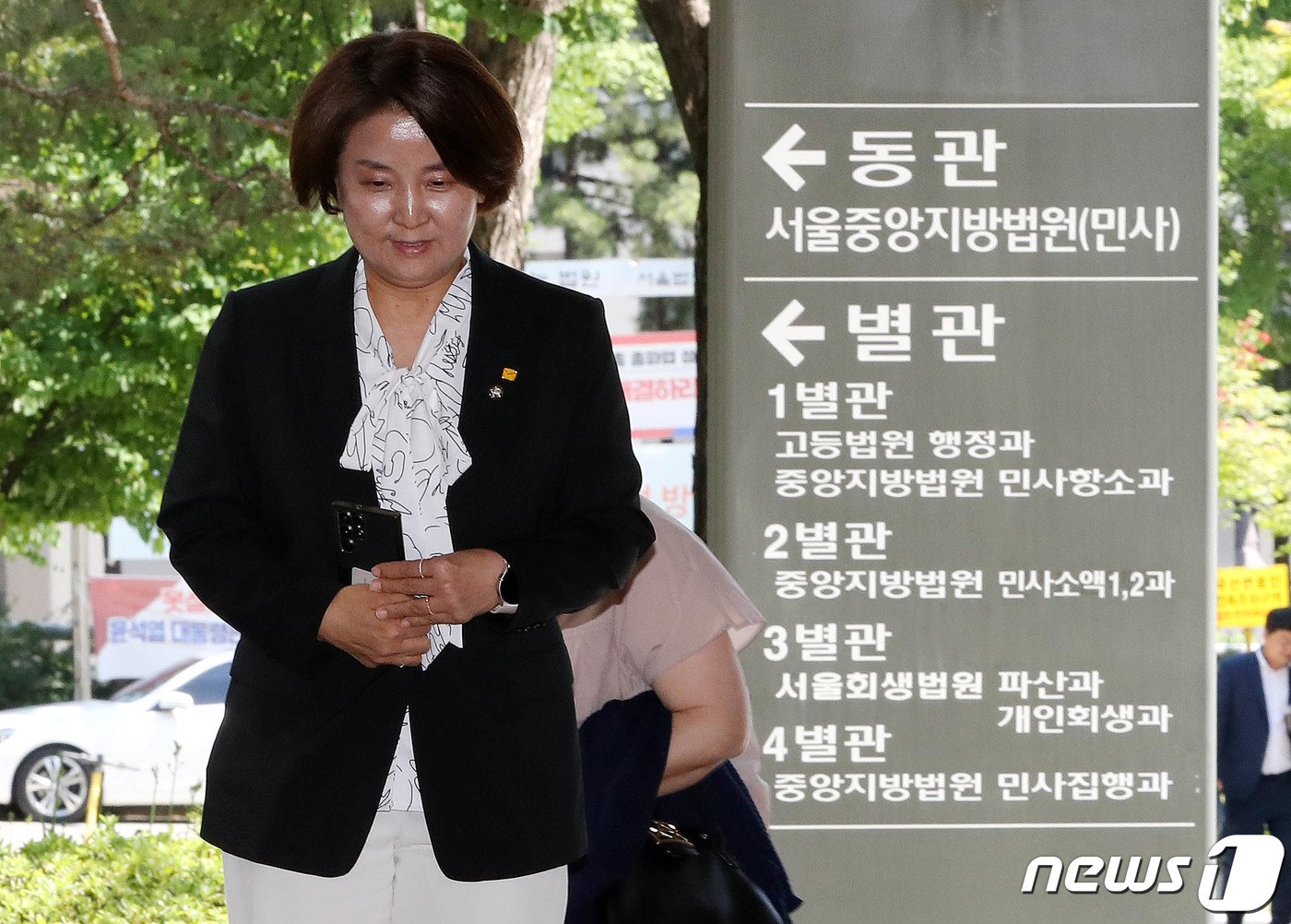 본문 이미지 - 서울교통공사 노조 정책실장이라는 신분을 유지한 채 정의당 비례대표 국회의원 후보자 당내 경선에 참여해 불법 선거운동을 한 혐의로 기소된 이은주 정의당 국회의원이 13일 오후 서초구 서울고등법원 열린 공직선거법 위반 관련 2심 공판에 출석하고 있다. 2023.6.13/뉴스1