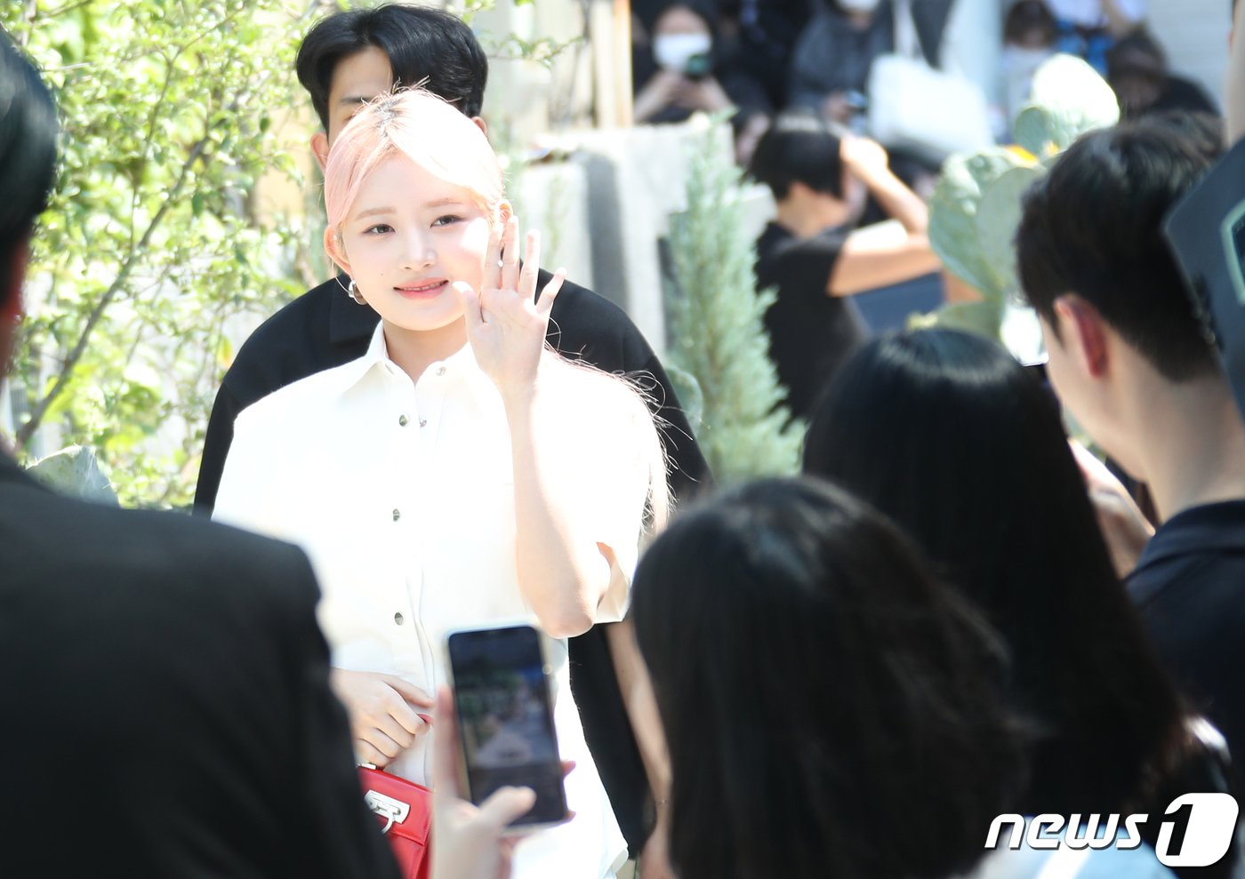 본문 이미지 - 아이브 레이가 13일 서울 성동구 성수동에 위치한 카페에서 열린 패션 브랜드 포토행사에서 환호하는 팬에게 사랑스러운 인사를 하고 있다. ⓒ News1 권현진 기자