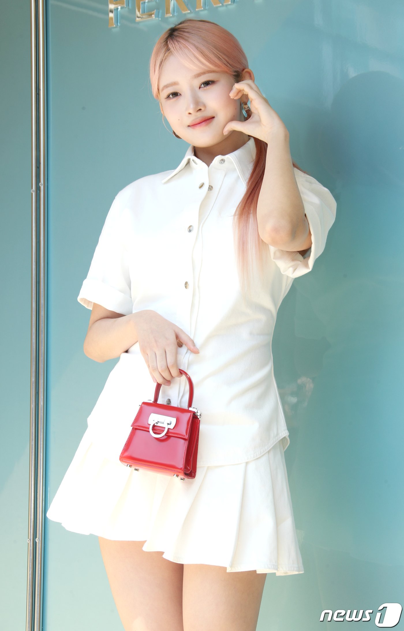 본문 이미지 - 아이브 레이가 13일 서울 성동구 성수동에 위치한 카페에서 열린 패션 브랜드 포토행사에서 볼 하트를 그리고 있다. ⓒ News1 권현진 기자