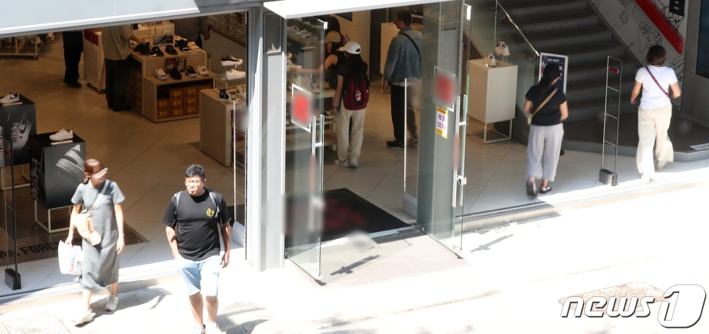 본문 이미지 - 서울 중구 명동의 한 가게가 문을 열어둔 채 에어컨을 틀고 있다. 2023.6.13/뉴스1 ⓒ News1 김성진 기자