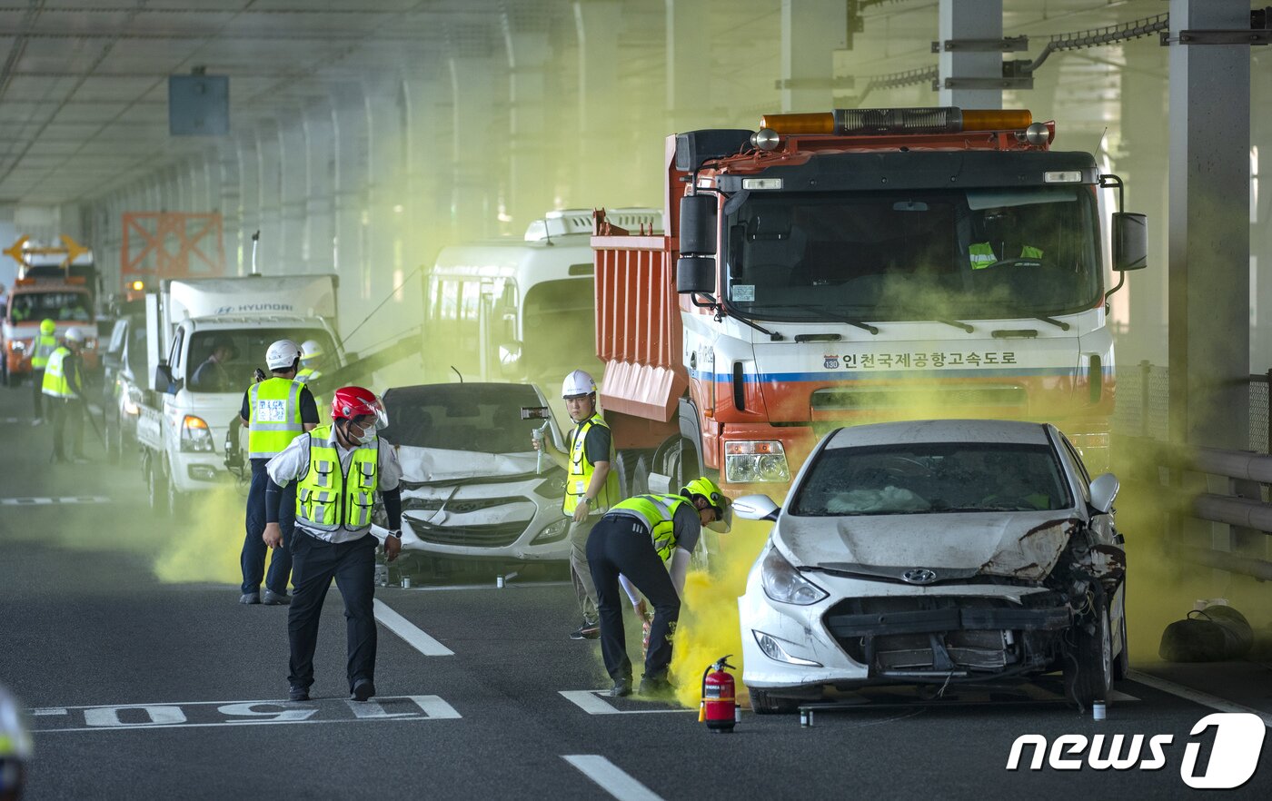 본문 이미지 - 13일 오후 인천 중구 영종대교 하부도로에서 '2023년 재난대응 안전한국훈련'의 일환으로 추돌사고 대응 훈련이 실시되고 있다. (공동취재) 2023.6.13/뉴스1 ⓒ News1 김도우 기자