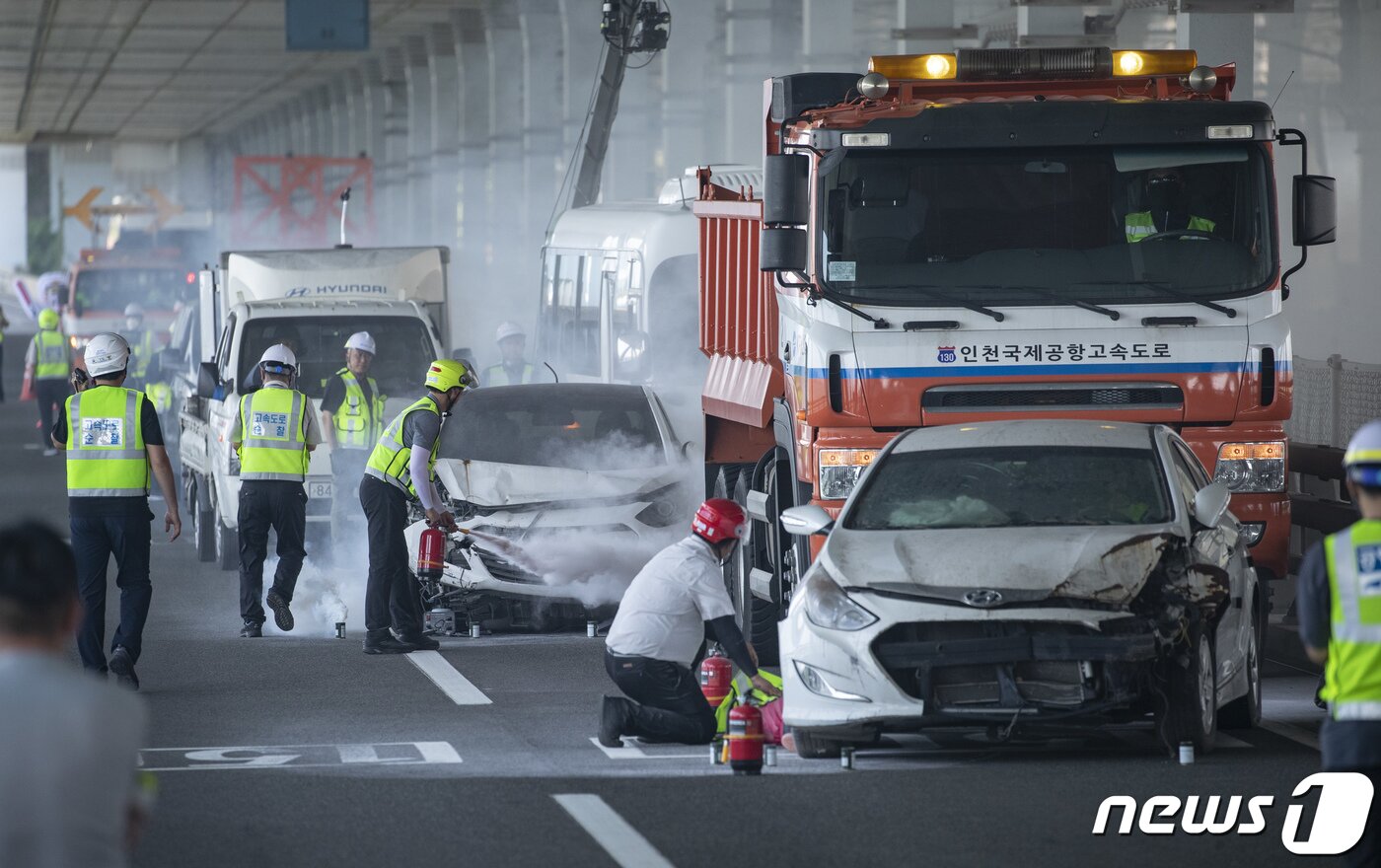 본문 이미지 - 13일 오후 인천 중구 영종대교 하부도로에서 '2023년 재난대응 안전한국훈련'의 일환으로 추돌사고 대응 훈련이 실시되고 있다. (공동취재) 2023.6.13/뉴스1 ⓒ News1 김도우 기자