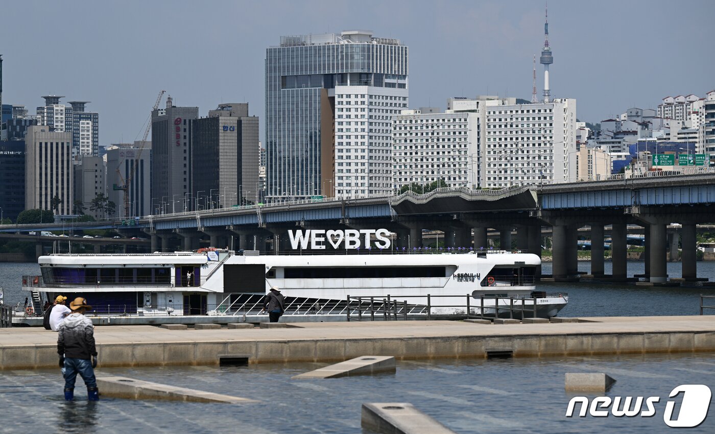 본문 이미지 - 그룹 방탄소년단(BTS) 데뷔 10주년을 맞은 13일 서울 여의도 한강공원에서 바라본 유람선에 'WE♡BTS' 문구의 전광판이 걸려 있다. 2023.6.13/뉴스1 ⓒ News1 안은나 기자