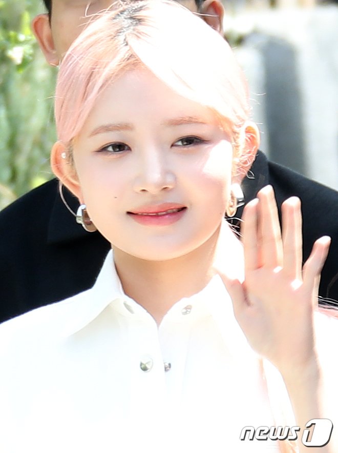 본문 이미지 - 아이브 레이가 13일 서울 성동구 성수동에 위치한 카페에서 열린 패션 브랜드 포토행사에서 손 인사를 하고 있다. ⓒ News1 권현진 기자