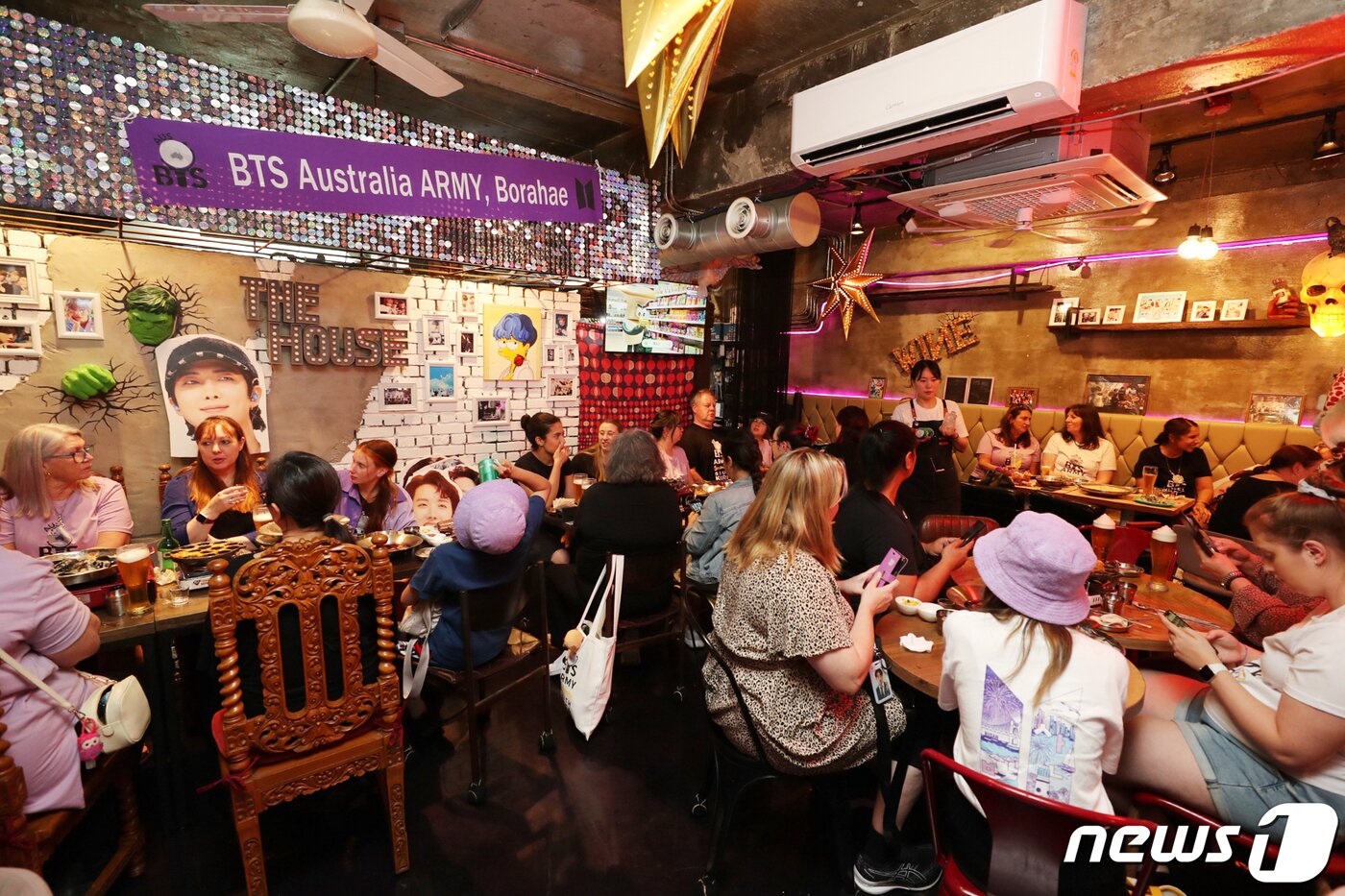 본문 이미지 - 지난 7일 BTS 자체 제작 프로그램 ‘달려라 방탄 TV’ 촬영지 더하우스(The House)에서 파티를 즐기고 호주 아미들의 모습(한국관광공사 제공)