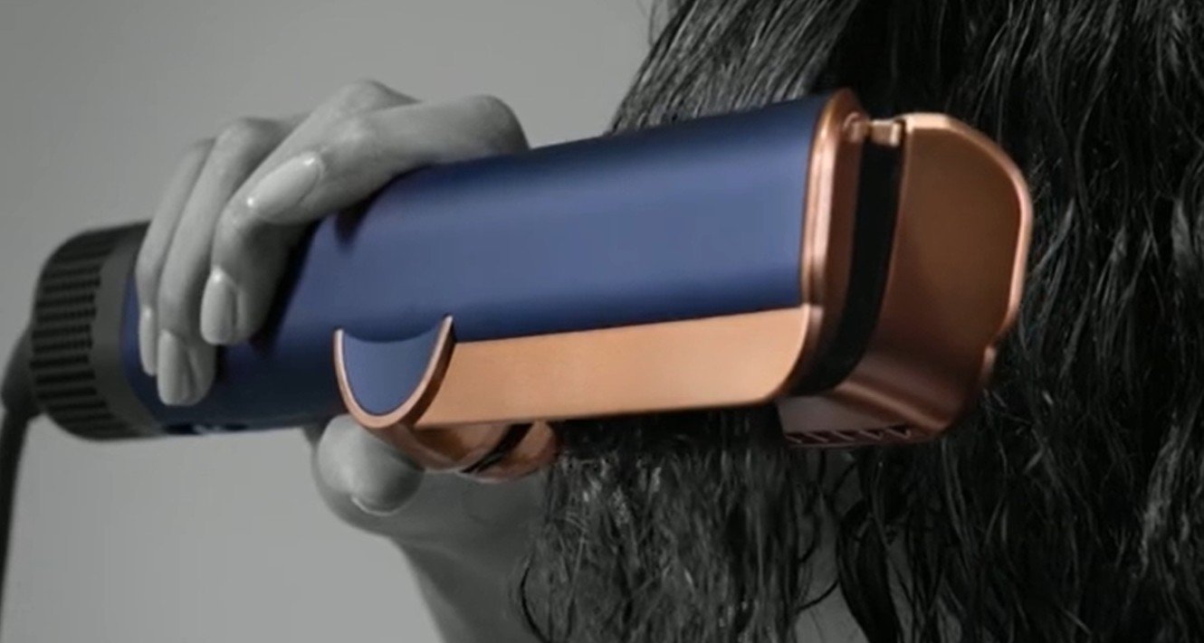 지난달 처음 선보인  &#39;다이슨 에어스트레이트 스트레이트너&#39;&#40;Dyson Airstrait™ straightener&#41;. &#40;다이슨 홈페이지 갈무리&#41; 