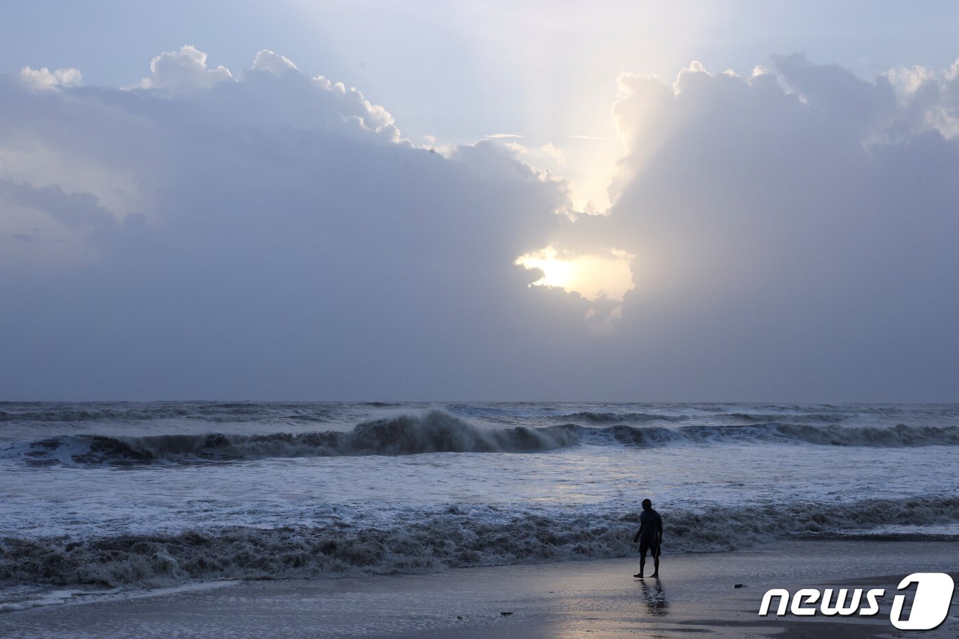 본문 이미지 - 인도 북서부와 파키스탄 남부 해안으로 대형 사이클론 '비파르조이'가 강타할 것으로 예상되는 가운데, 인도 뭄바이의 한 해변에서 구조대원이 순찰을 돌고 있다. ⓒ 로이터=뉴스1 ⓒ News1 이유진 기자
