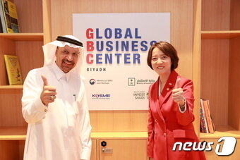 본문 이미지 - 이영 중소벤처기업부 장관(오른쪽)이 사우디아라비아 리야드 프론트에서 열린 글로벌비즈니스센터(GBC) 현판식에서 칼리드 알팔레 투자부(MISA) 장관 등 참석자들이 기념촬영을 하고 있다. (중소벤처기업부 제공) 2023.6.13/뉴스1