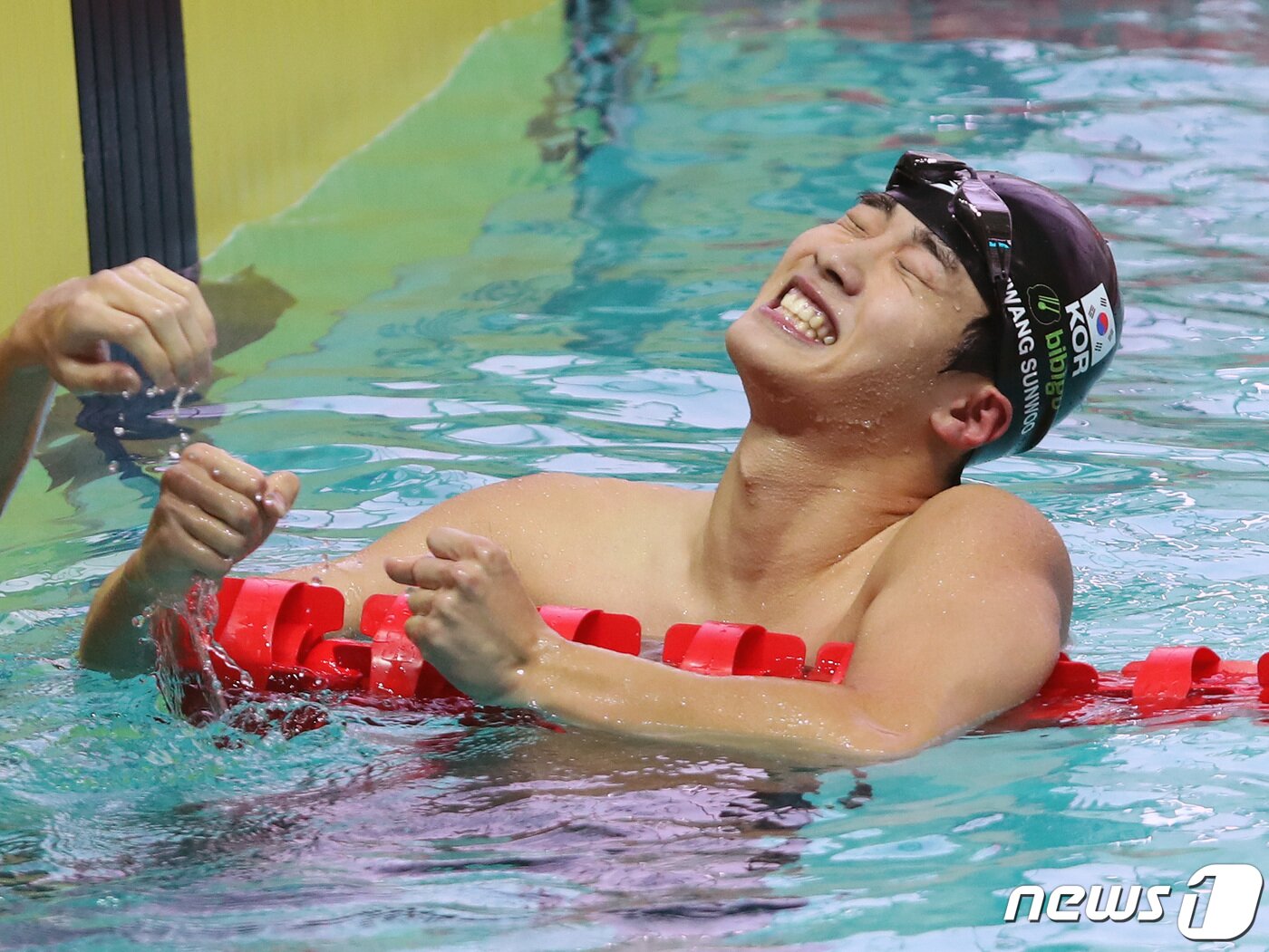 본문 이미지 - 대한민국 남자 수영 간판 황선우가 13일 오후 광주 광산구 남부대학교 시립국제수영장에서 열린 '제2회 광주 전국 수영선수권대회' 남자일반부 200m 자유형 결승에서 1분44초61로 대회 신기록을 세우며 기뻐하고 있다. 2023.6.13/뉴스1 ⓒ News1 구윤성 기자