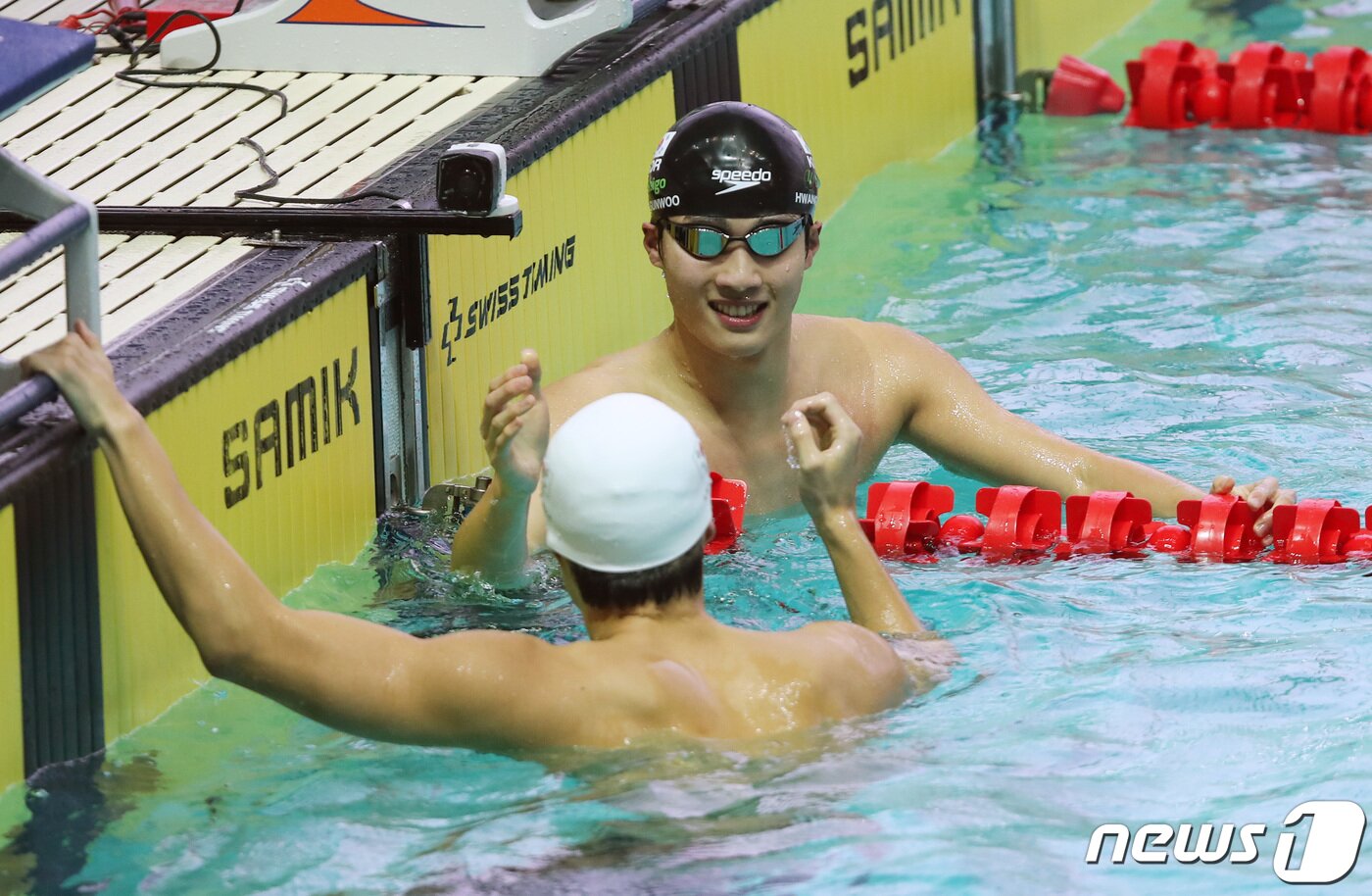 본문 이미지 - 대한민국 남자 수영 국가대표 황선우와 이호준이 13일 오후 광주 광산구 남부대학교 시립국제수영장에서 열린 '제2회 광주 전국 수영선수권대회' 남자일반부 200m 자유형 결승에서 나란히 1, 2위로 결승선을 통과한 뒤 서로 격려하고 있다. 2023.6.13/뉴스1 ⓒ News1 구윤성 기자