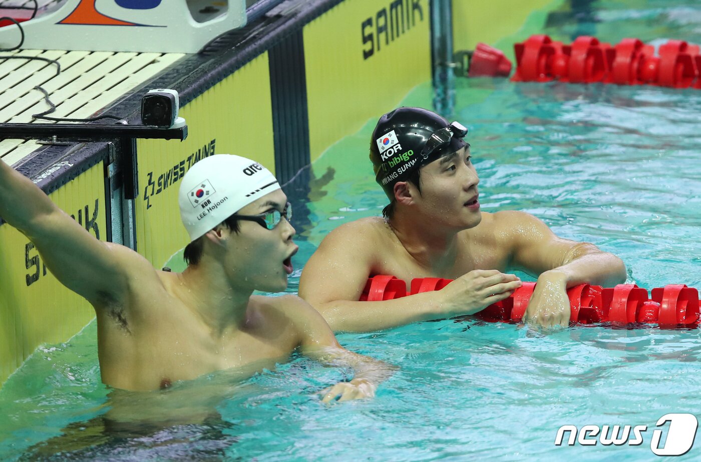 본문 이미지 - 대한민국 남자 수영 국가대표 황선우와 이호준이 13일 오후 광주 광산구 남부대학교 시립국제수영장에서 열린 '제2회 광주 전국 수영선수권대회' 남자일반부 200m 자유형 결승에서 나란히 1, 2위로 결승선을 통과한 뒤 기록을 확인하고 있다. 2023.6.13/뉴스1 ⓒ News1 구윤성 기자