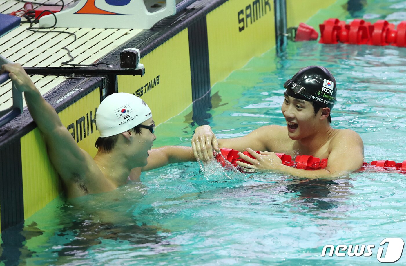 본문 이미지 - 대한민국 남자 수영 국가대표 황선우와 이호준이 13일 오후 광주 광산구 남부대학교 시립국제수영장에서 열린 '제2회 광주 전국 수영선수권대회' 남자일반부 200m 자유형 결승에서 나란히 1, 2위로 결승선을 통과한 뒤 서로 격려하고 있다. 2023.6.13/뉴스1 ⓒ News1 구윤성 기자
