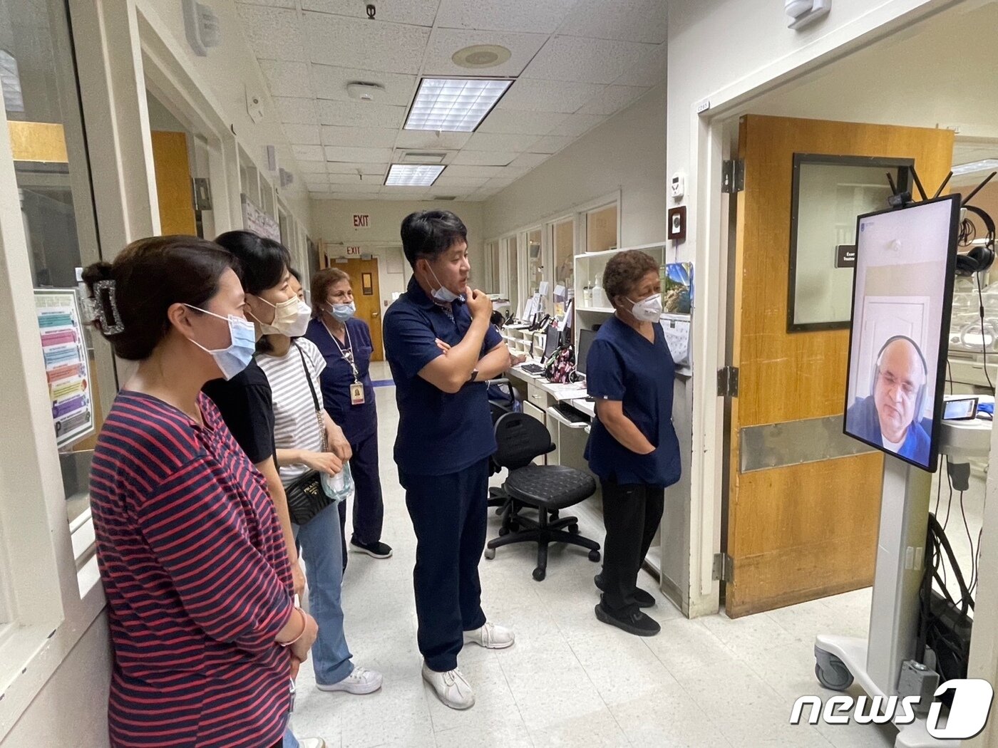 본문 이미지 - 괌에서 미국 신생아 전문가와 원격의료를 시행하는 순천향대 부천병원의 김호중 교수팀(순천향대 부천병원 제공)