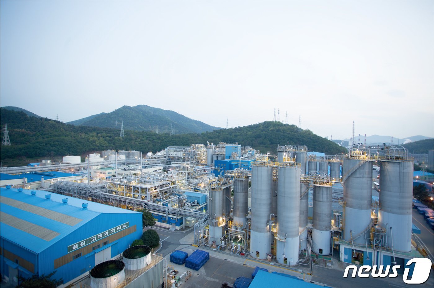 본문 이미지 - 롯데케미칼 여수공장 전경.&#40;롯데케미칼 제공&#41;2023.6.13/뉴스1 ⓒ News1 김동수 기자