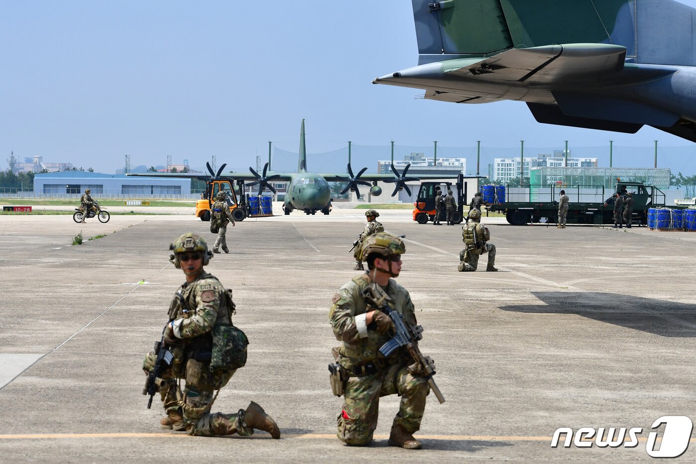 본문 이미지 - 한·미연합군사령부(연합사)는 13일 오후 경북 포항시 해병대 1사단에 있는 비행장에서 '2023년 연합지속지원훈련(CDEx)'을 실시, 공군 CCT요원들이 전투하역 작전을 지원하고 있다. 2023.6.13/뉴스1 ⓒ News1 최창호 기자