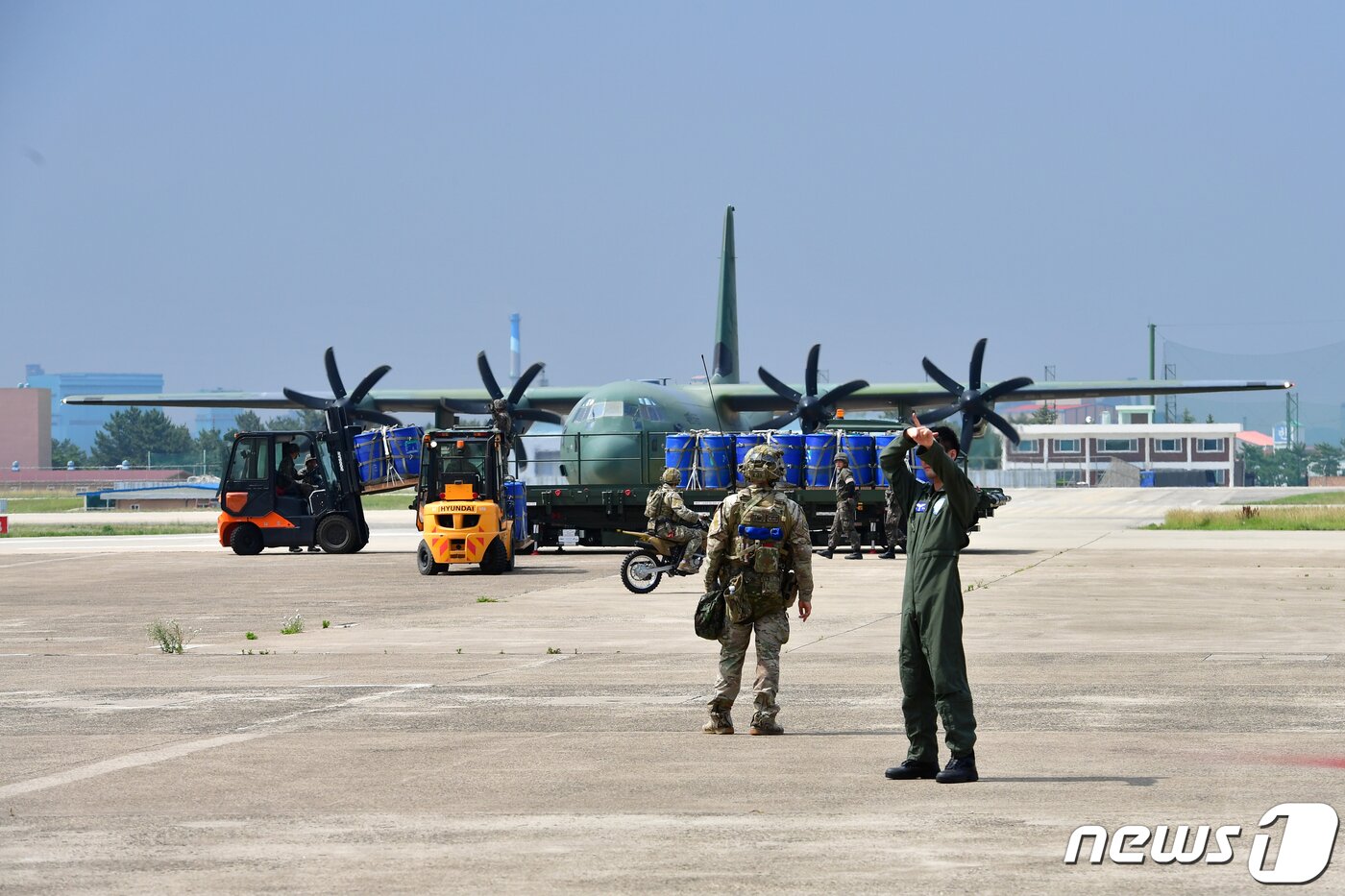 본문 이미지 - 한·미연합군사령부(연합사)는 13일 오후 경북 포항시 해병대 1사단에 있는 비행장에서 실시된 '2023년 연합지속지원훈련인(CDEx)'에서 공군 CCT요원들이 전투하역 작전을 지원하고 있다.023.6.13/뉴스1 ⓒ News1 최창호 기자
