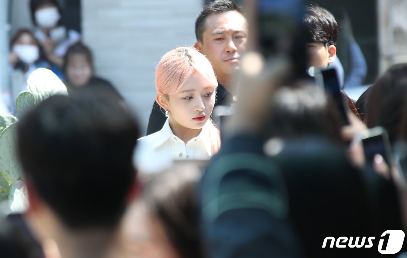 본문 이미지 - 아이브 레이가 13일 서울 성동구 성수동에 위치한 카페에서 열린 패션 브랜드 포토행사에 참석하고 있다. ⓒ News1 권현진 기자