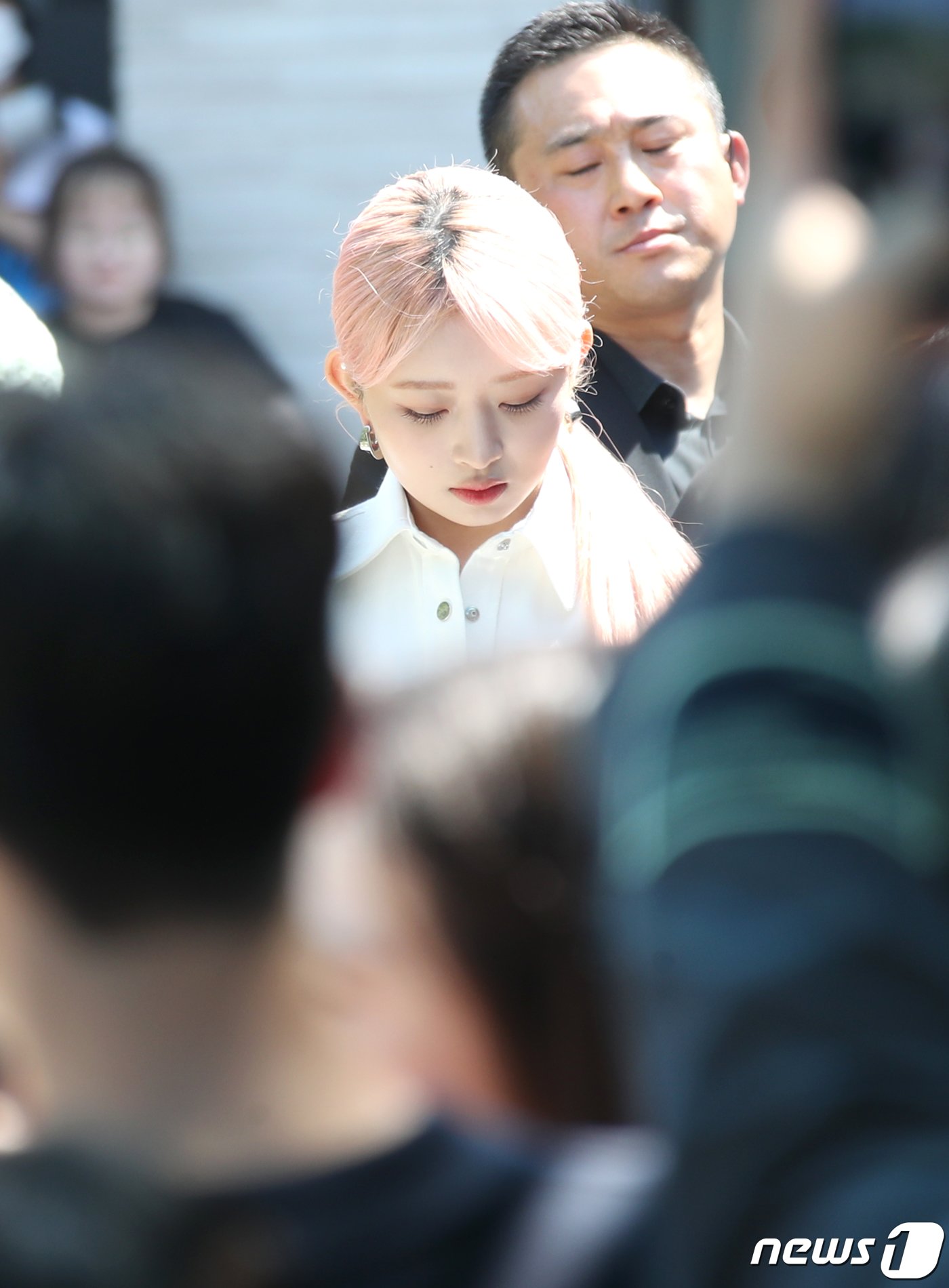 본문 이미지 - 아이브 레이가 13일 서울 성동구 성수동에 위치한 카페에서 열린 패션 브랜드 포토행사를 위해 입장하고 있다. ⓒ News1 권현진 기자