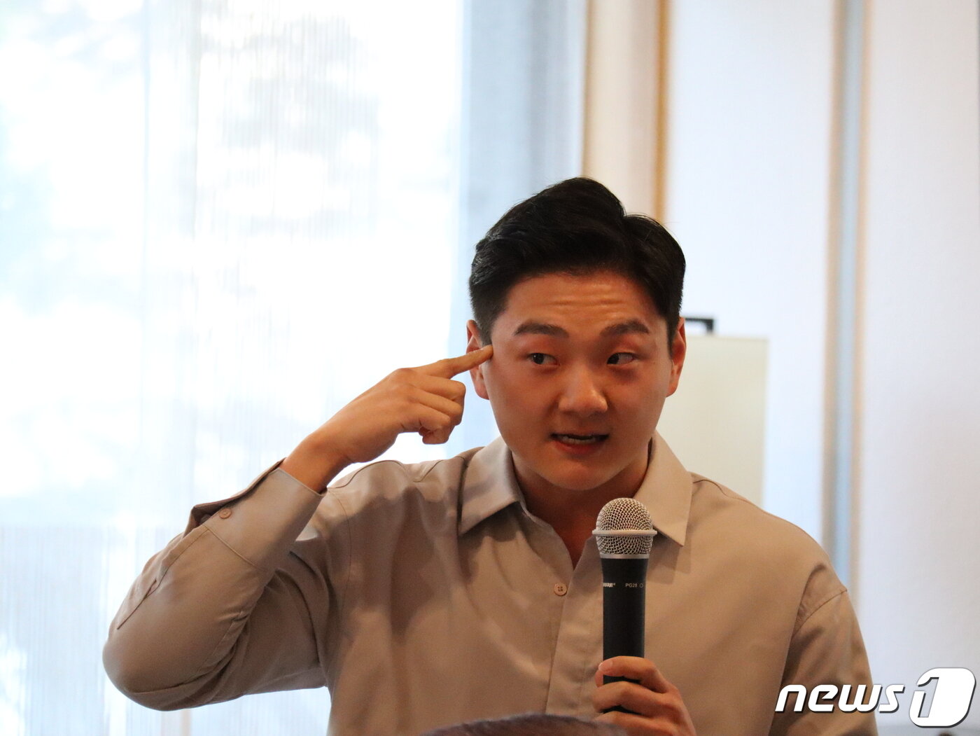 본문 이미지 - 13일 개최된 한국이미지커뮤니케이션연구원&#40;CICI&#41;의 &#39;문화소통포럼 CCF 2023&#39;에서 권준혁 마술사가 독심술을 이용한 마술 퍼포먼스를 진행하고 있다. ⓒ 뉴스1 김정한 기자