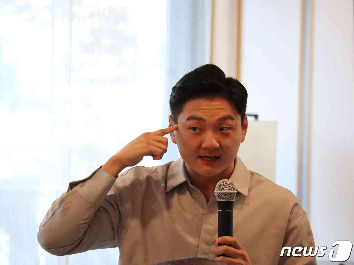 13일 개최된 한국이미지커뮤니케이션연구원(CICI)의 '문화소통포럼 CCF 2023'에서 권준혁 마술사가 독심술을 이용한 마술 퍼포먼스를 진행하고 있다. ⓒ 뉴스1 김정한 기자