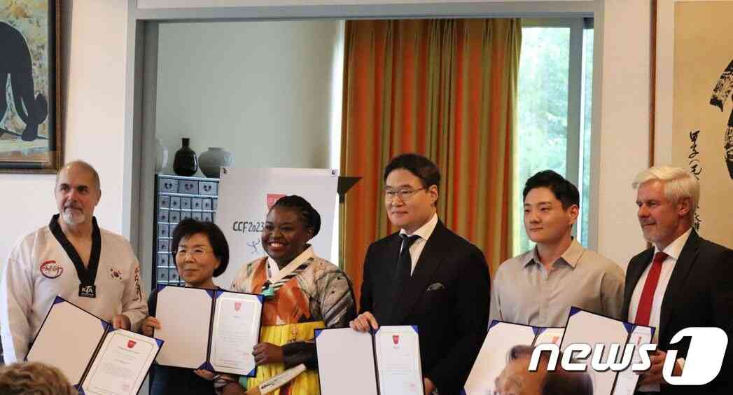 13일 개최된 한국이미지커뮤니케이션연구원(CICI)의 '문화소통포럼 CCF 2023'에서 공연 참여자들이 기념 촬영을 하고 있다. 왼쪽부터 필립 르포르 프랑스 대사, 최정화 CICI 이사장, 프랑스인 소리꾼 마포 로르, 방효진 밀렌아시아 회장, 권준혁 마술사, 미하엘 라이펜슈툴 독일 대사. ⓒ 뉴스1 김정한 기자