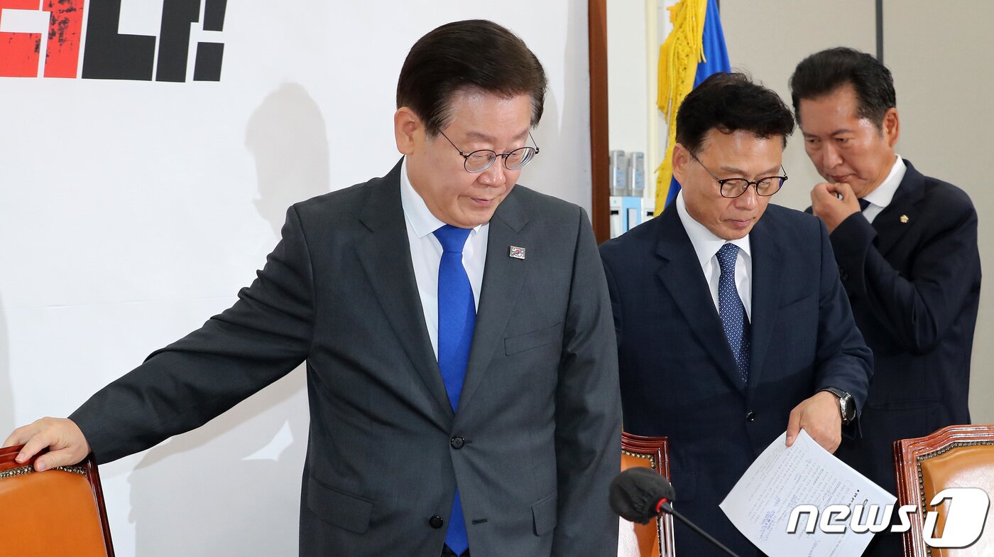 본문 이미지 - 더불어민주당 이재명 대표와 박광온 원내대표, 정청래 최고위원이 14일 오전 서울 여의도 국회에서 열린 최고위원회의에 참석하고 있다. 2023.6.14/뉴스1 ⓒ News1 이동해 기자