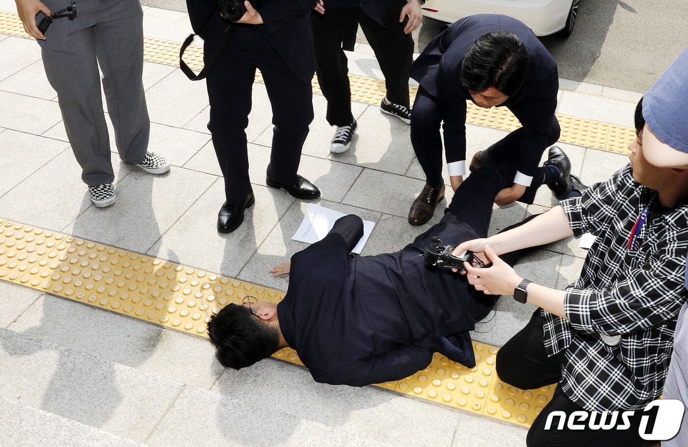본문 이미지 - 방통위 항의 방문을 나선 장경태 더불어민주당 최고위원이 14일 경기 과천시 정부과천청사 방송통신위원회에 앞에서 성명서를 낭독하던 중 쓰러지고 있다. 2023.6.14/뉴스1 ⓒ News1 박지혜 기자