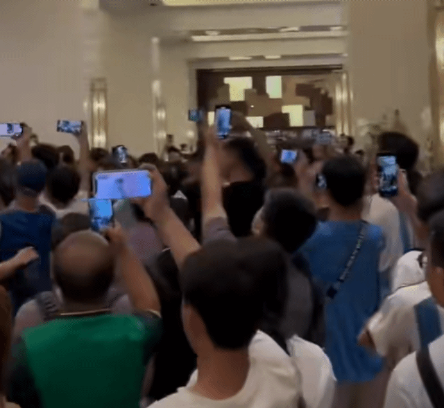 본문 이미지 - 아르헨티나 대표팀이 묵는 호텔을 찾은 중국 축구팬들. (출처=웨이보)